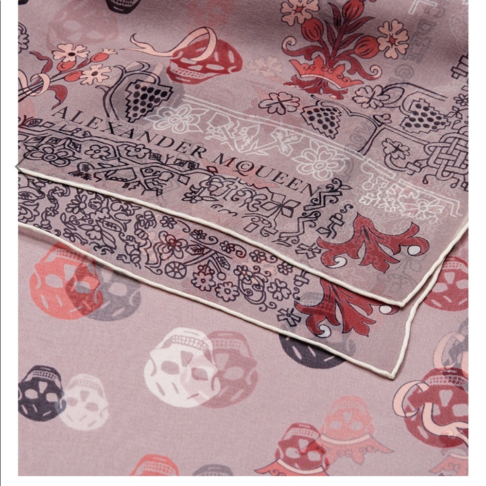 Stunning Alexander McQueen Skull Scarf - Picture 1 of 8